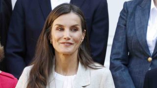 La Reina Letizia durante una reunión de trabajo. (Foto: Gtres)