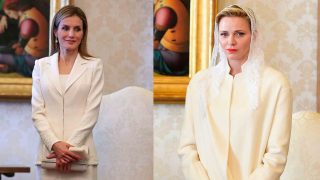 La Reina Letizia y la princesa Charlene vestidas de blanco. (Fotos: Gtres)