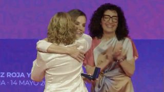 La Reina Letizia con Almudena Ariza. (Foto: Cruz Roja)
