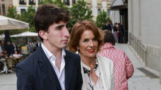Ana Botella con su nieto Alejandro en la ópera. (Foto: Gtres)