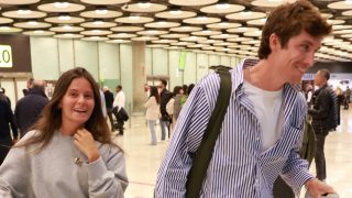 Nacho Aragón con Bea Gimeno en el aeropuerto. (Foto: Gtres)