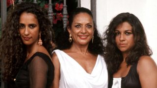 Lola Flores junto a sus hijas, Rosario (a la izquierda) y Lolita (a la derecha). FOTO (GTRES)