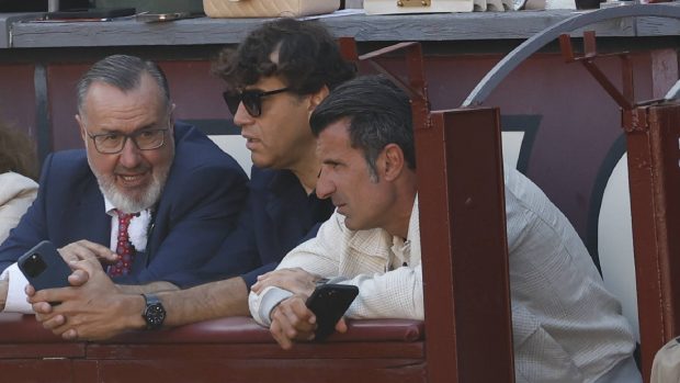 Luis Figo en Las Ventas con amigos. (Foto: Gtres)