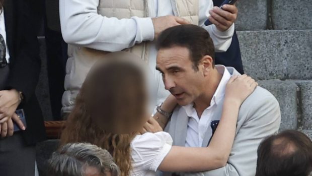 Enrique Ponce con una de sus hijas en Las Ventas. (Foto: Gtres)