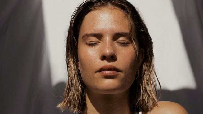Ni iluminador ni sombra de ojos: los dos únicos productos que necesitas para conseguir un efecto 'lifting' en la cara