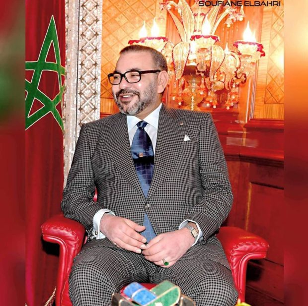 Mohamed VI con un traje de cuadros perfectamente pulido. (Redes Sociales)