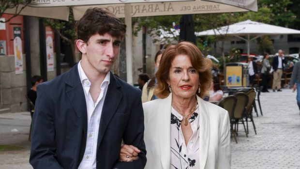 Ana Botella junto a uno de sus nietos. (Foto: Gtres)