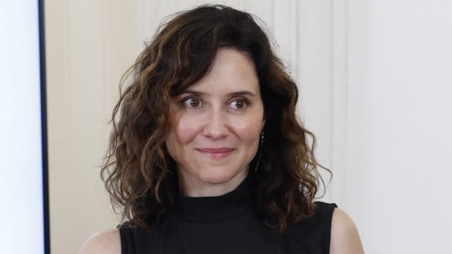 Ayuso brilla en negro: el vestido que confirma su dominio de la imagen institucional con estilo