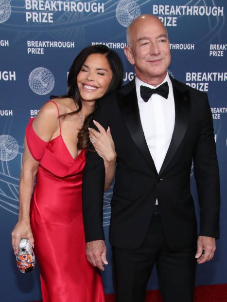 Jeff Bezos y Lauren Sánchez derrochan romance en su última aparición pública en un exclusivo evento. (Foto: Gtres)