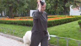 Genoveva Casanova paseando a sus perros por los jardines del Museo del Prado. (FOTO: ATRESMEDIA)