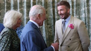 La reina Camila, el rey Carlos III y David Beckham en el RHS Chelsea Flower Show de Londres. (Foto: Gtres)