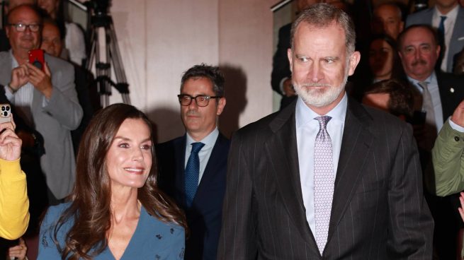 Los Reyes Felipe y Letizia en un acto oficial. (Foto: Gtres)