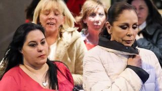 La cantante Isabel Pantoja por las calles de Madrid junto a Celeste Rodríguez. (Foto: Gtres)