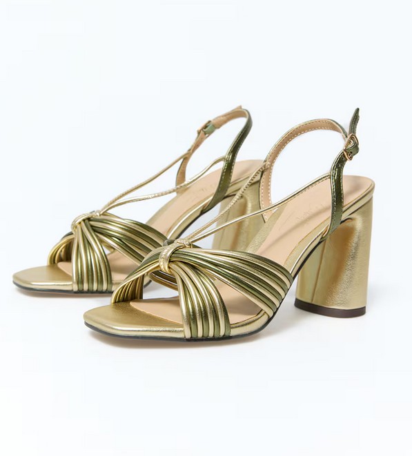 Las sandalias de Sfera que quieren todas las mujeres elegantes para este verano: son comodísimas y arregladas