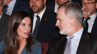 Los Reyes Felipe y Letizia en un acto oficial. (Foto: Gtres)