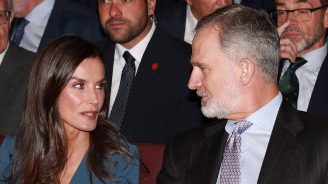 Los Reyes Felipe y Letizia en un acto oficial. (Foto: Gtres)