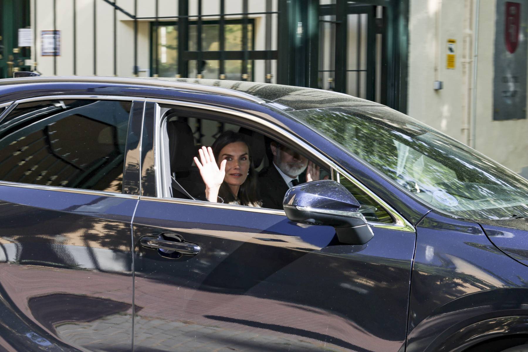 Los Reyes Felipe y Letizia en el interior de un vehículo. (Foto: Gtres)