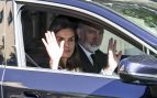 Los Reyes Felipe y Letizia en el interior de un vehículo. (Foto: Gtres)