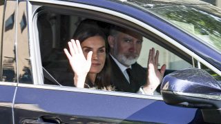Los Reyes Felipe y Letizia en el interior de un vehículo. (Foto: Gtres)