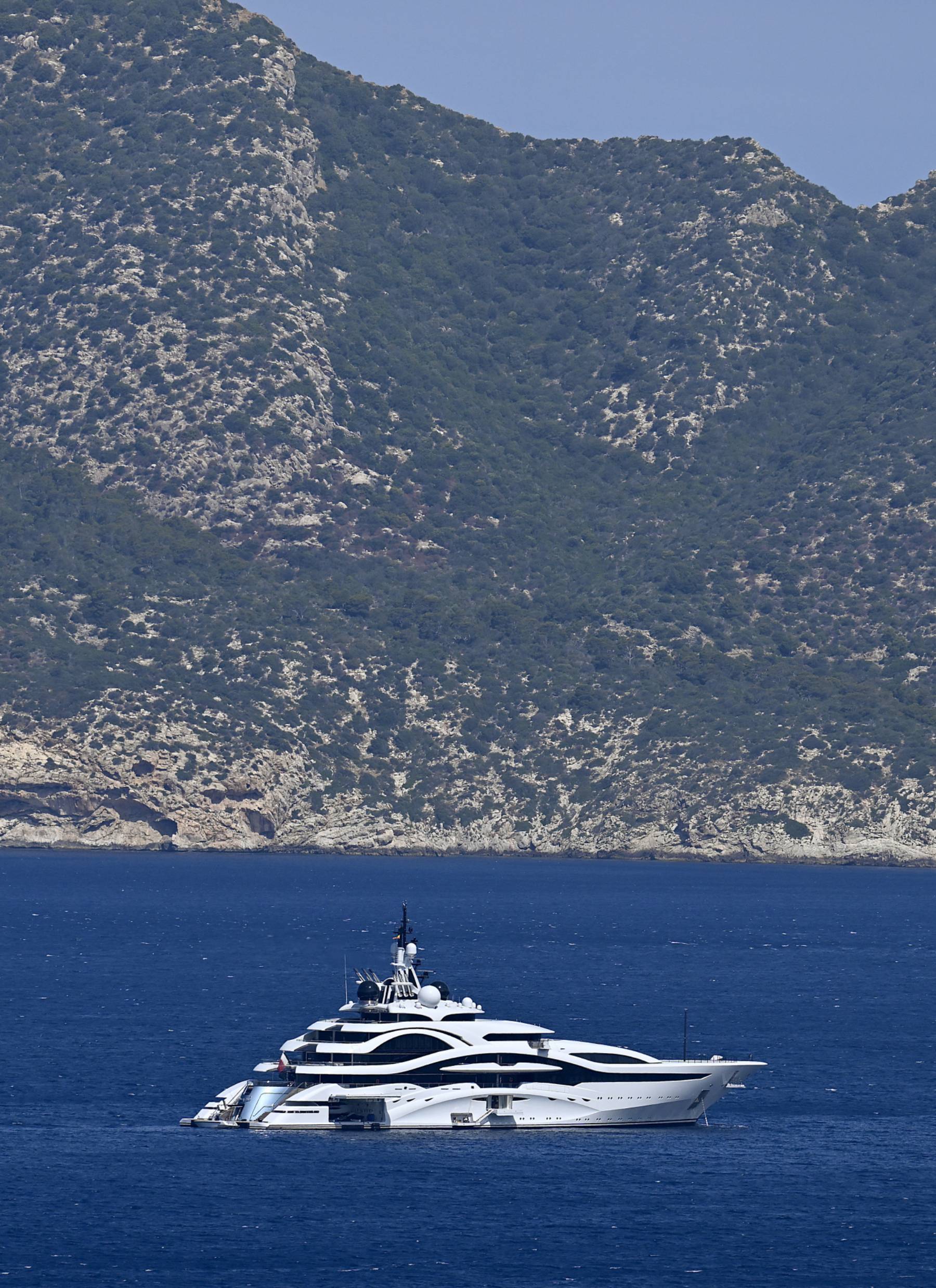 El 'Al Lusail' sobre las aguas de la localidad mallorquina de Andratx. (Foto: Gtres)
