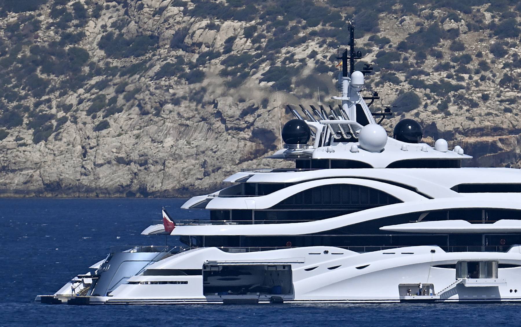El 'Al Lusail' sobre las aguas de la localidad mallorquina de Andratx. (Foto: Gtres)