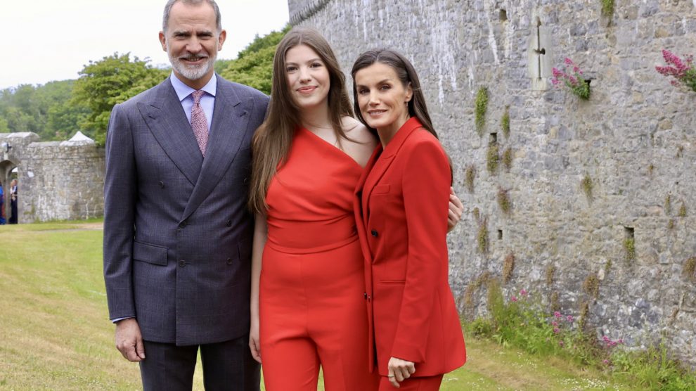 La infanta Sofía apuesta por el rojo y consigue eclipsar a la Reina Letizia durante su graduación