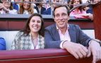 Teresa Urquijo y José Luis Martínez-Almeida en Las Ventas. (Foto: Gtres)