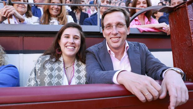 Teresa Urquijo y José Luis Martínez-Almeida en Las Ventas. (Foto: Gtres)