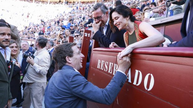 José Luis Martínez-Almeida e Isabel Díaz Ayuso en Las Ventas. (Foto: Gtres)