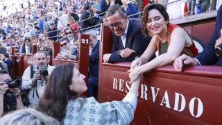 Isabel Díaz Ayuso y Teresa Urquijo en Las Ventas. (Foto: Gtres)