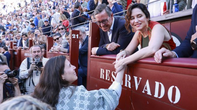 Isabel Díaz Ayuso y Teresa Urquijo en Las Ventas. (Foto: Gtres)