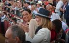 La infanta Elena y Victoria Federica en los toros. (Foto: Gtres)