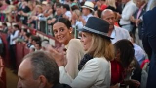 La infanta Elena y Victoria Federica en los toros. (Foto: Gtres)