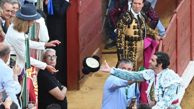 Morante de la Puebla le brinda un toro a la infanta Elena. (Foto: Gtres)