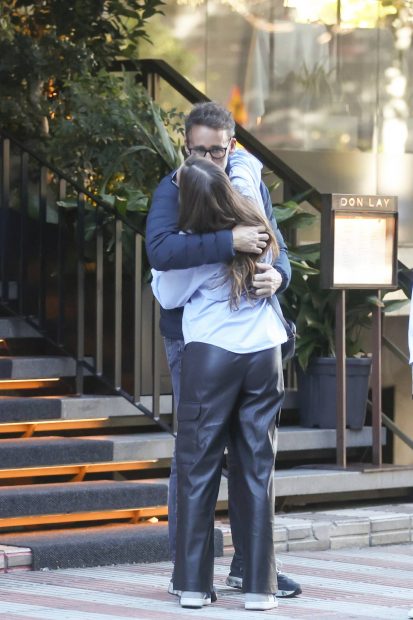 Vemos a Anna Barrachina fundida en un abrazo con su padre, Álvaro Muñoz Escassi. (Foto: Gtres)