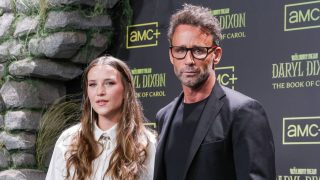 Anna Barrachina posa con Álvaro Muñoz Escassi en un evento de AMC+. (Foto: Gtres)