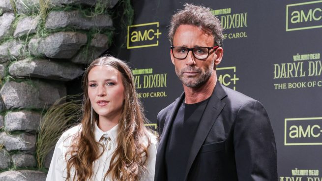 Anna Barrachina posa con Álvaro Muñoz Escassi en un evento de AMC+. (Foto: Gtres)