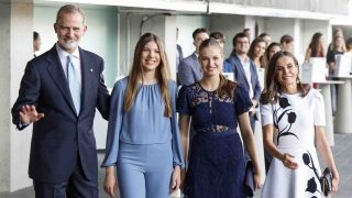 Los Reyes con sus hijas en un acto oficial. (Foto: Gtres)