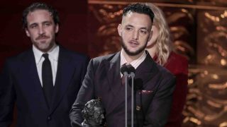 C. Tangana posando con los Goya. (Foto: Gtres)