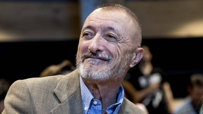 Arturo Pérez-Reverte en una rueda de prensa. (Foto: Gtres)