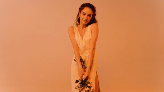 El vestido amarillo de Zara tipo 'Cómo perder a un chico en 10 días' que vas a querer para tus eventos este verano
