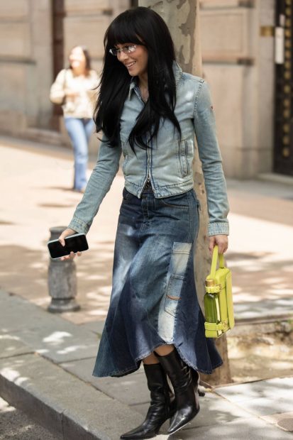 Aitana caminando por Madrid luciendo el bolso amarillo verdoso que integra una botella de aceite de oliva virgen extra. 