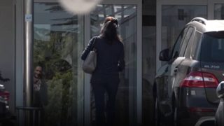 Claudia Stilianopoulos a su llegada al hospital. (Foto: Gtres)