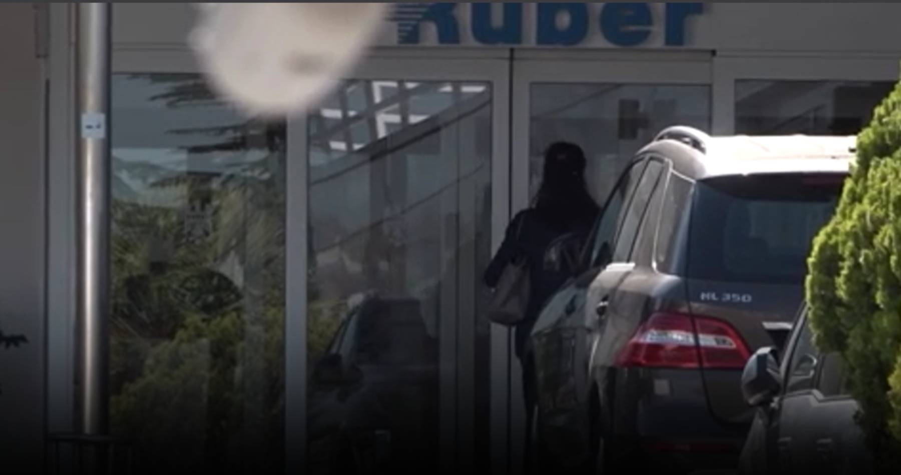 Claudia Stilianopoulos a su llegada al hospital. (Foto: Gtres)