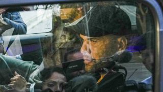 Dani Alves en el interior de un vehículo. (Foto: Gtres)