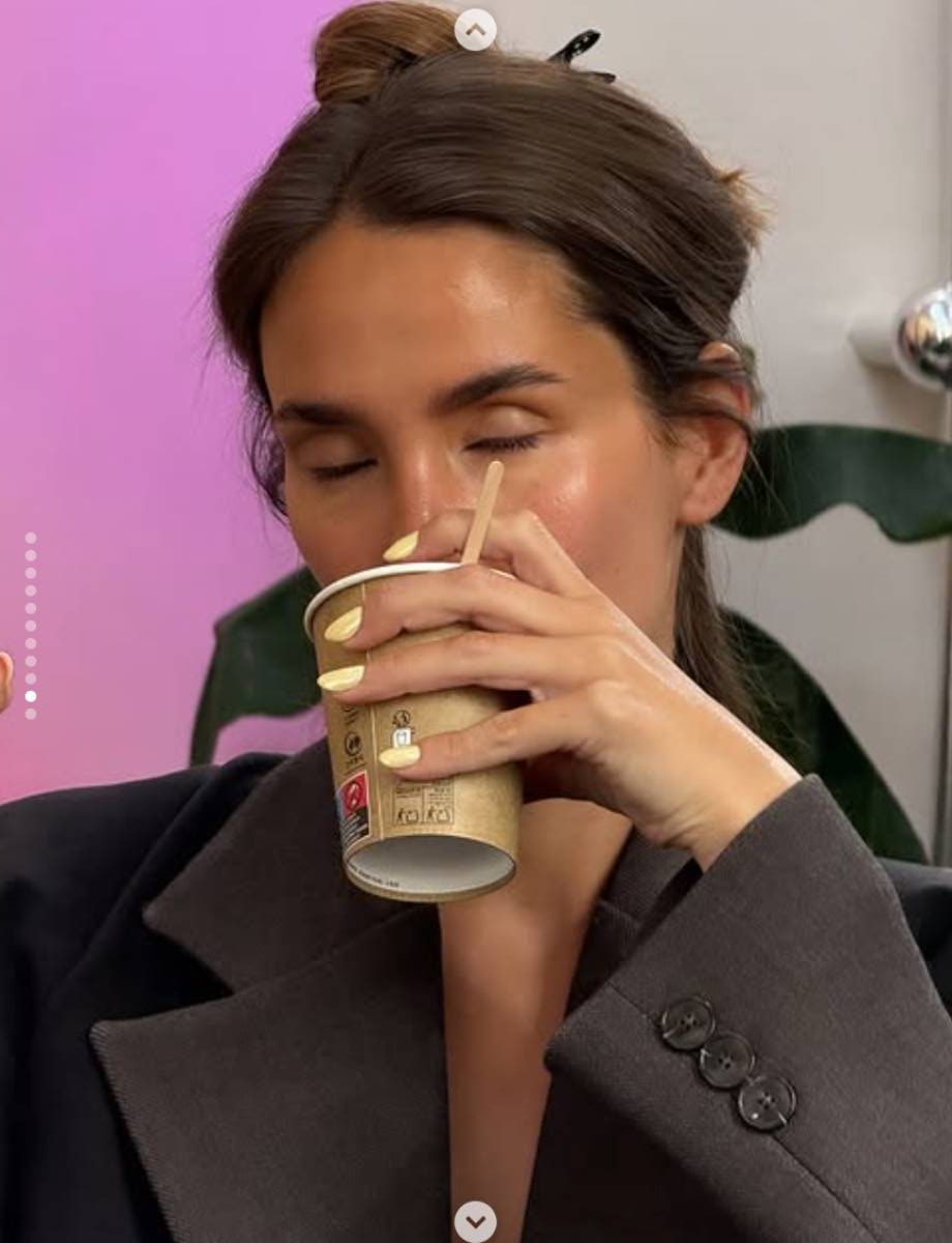 María Pombo se apunta a la tendencia vainilla en uñas. (Redes Sociales)