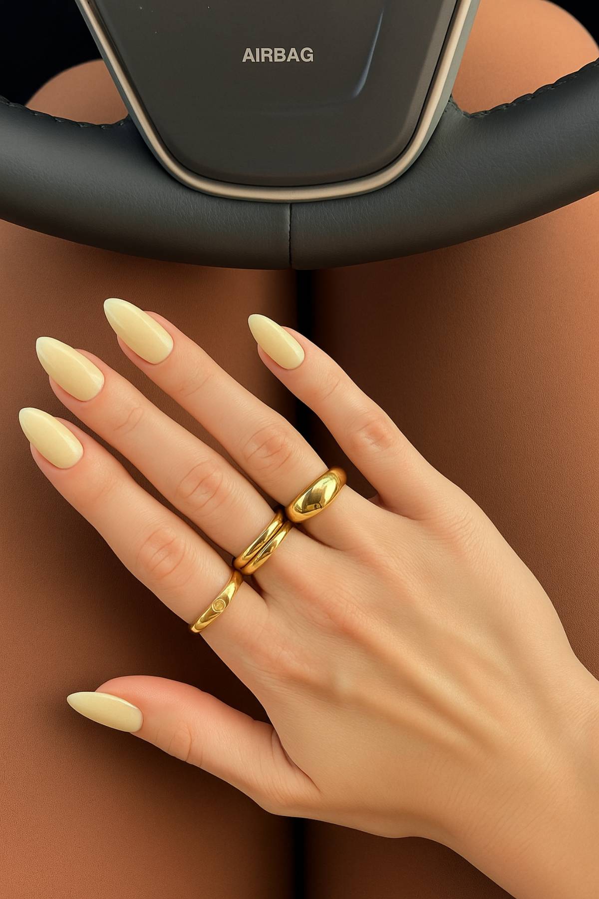 Una imagen hiperrealista generada con inteligencia artificial del color de uñas vainilla. 