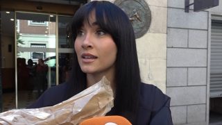 Aitana reparte cafés y dulces a las cámaras y reporteros. (FOTO: GTRES)