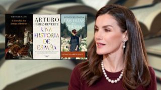 La Reina Letizia y algunos de sus libros favoritos. (Foto: Gtres)