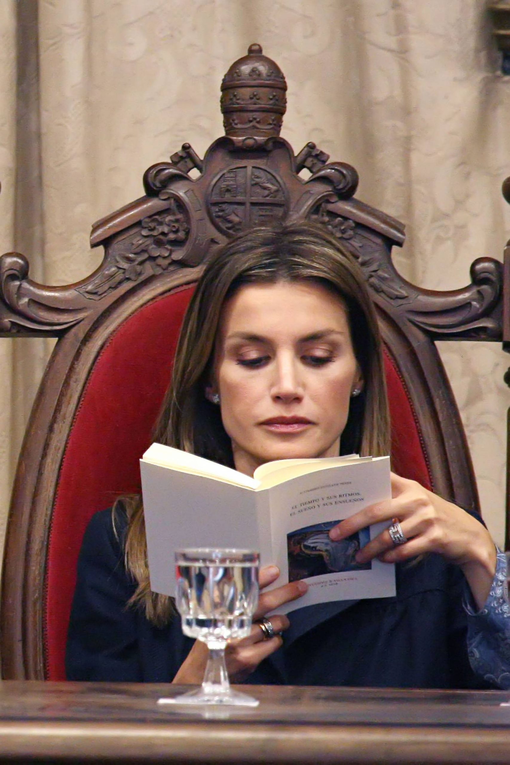 La Reina Letizia leyendo un libro. (Foto: Gtres)